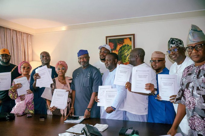 Oyo APC House of Reps, Senatorial Candidates Receive INEC Nomination Forms
